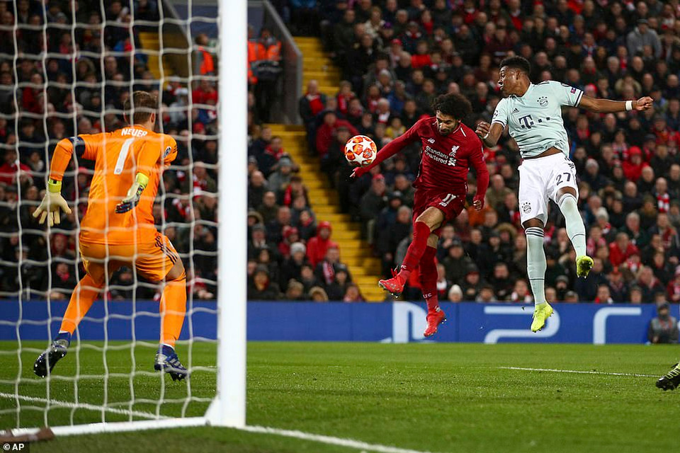 Sang hiệp 2, Liverpool tiếp tục đẩy cao đội hình lên phần sân của Bayern...