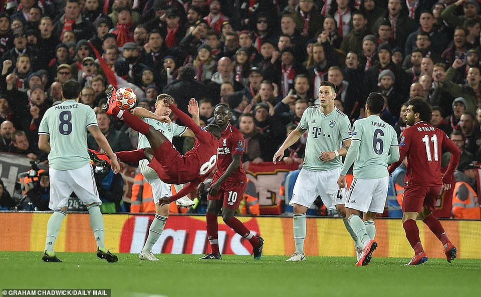 Hết Sadio Mane... rồi đến Naby Keita tung người móc bóng nhưng đều không thành công.