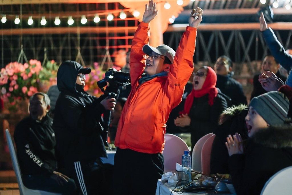 Quên đi cái lạnh gần 0 độ ở vùng biên ải lúc màn đêm buông xuống, 300 VinFaster đã hò reo 'vang cả núi rừng' khi các tuyển thủ U22 liên tục sút tung lưới Campuchia. (Ảnh: Đàm Thủy/Vietnam+)