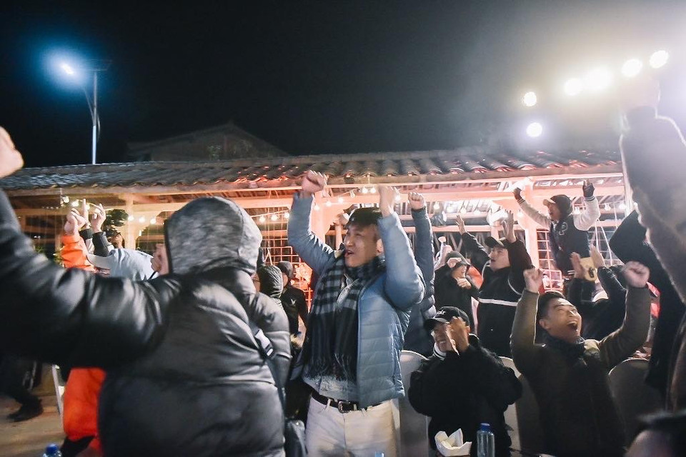 Diễn viên Mạnh Trường đang hò reo khi Văn Toản cản phá thành công cút sút phạt 11m của cầu thủ Campuchia. (Ảnh: Đàm Thủy/Vietnam+)