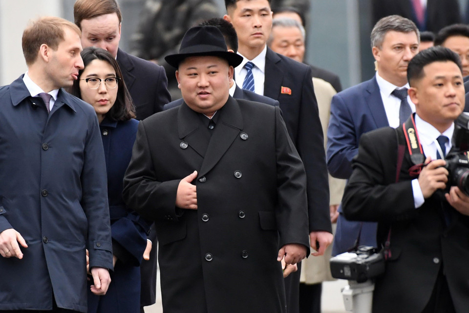 Nhà lãnh đạo Triều Tiên Kim Jong-un (giữa) tới nhà ga ở thành phố Vladivostok, Nga, ngày 24/4/2019. (Ảnh: AFP/TTXVN)
