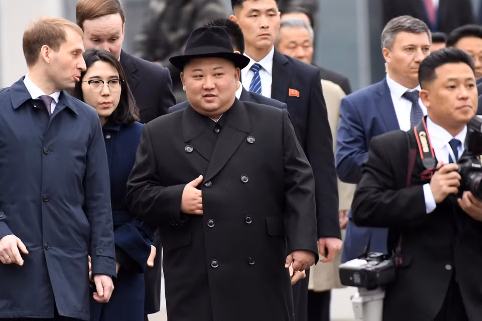 Nhà lãnh đạo Triều Tiên Kim Jong-un (giữa) tới nhà ga ở thành phố Vladivostok, Nga, ngày 24/4/2019. (Ảnh: AFP/TTXVN)
