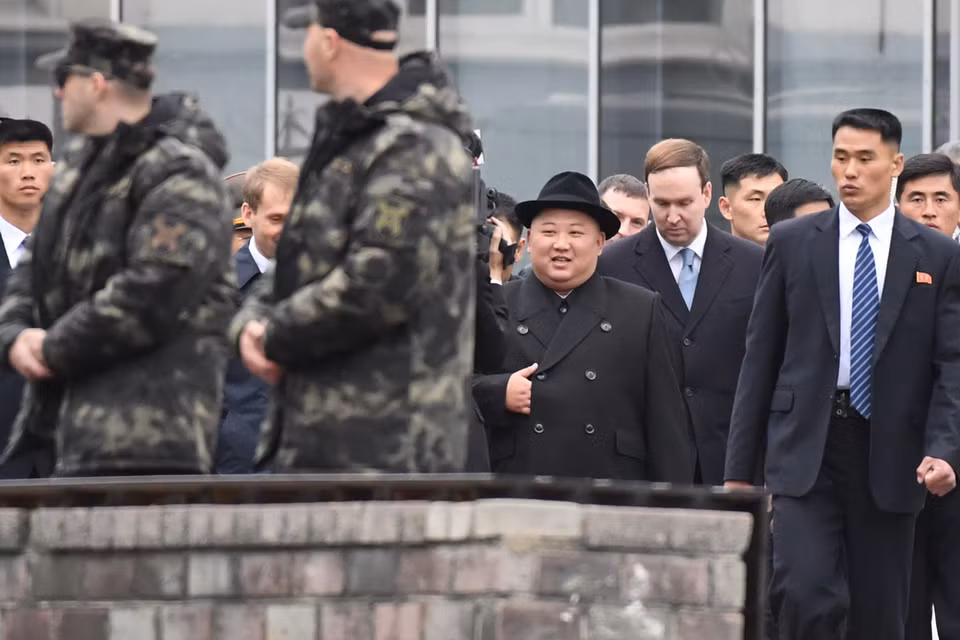 Nhà lãnh đạo Triều Tiên Kim Jong-un (giữa) tới nhà ga ở thành phố Vladivostok, Nga, ngày 24/4/2019. (Ảnh: AFP/TTXVN)