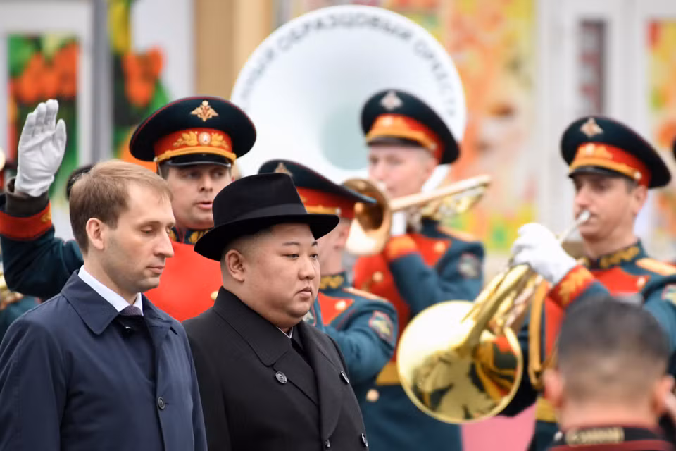 Nhà lãnh đạo Triều Tiên Kim Jong-un (giữa) tại lễ đón ở nhà ga thành phố Vladivostok, Nga, ngày 24/4/2019. (Ảnh: AFP/TTXVN)