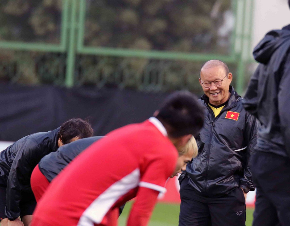 Vị huấn luyện viên người Hàn Quốc vui vẻ cùng với các học trò tại buổi tập. (Nguồn: VFF)