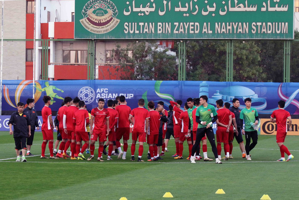 Chiều 4/1, đội tuyển Việt Nam đã bước vào buổi tập đầu tiên tại Abu Dhabi (UAE) để chuẩn bi cho vòng chung kết Asian Cup 2019, giải đấu diễn ra từ 5/1-1/2.