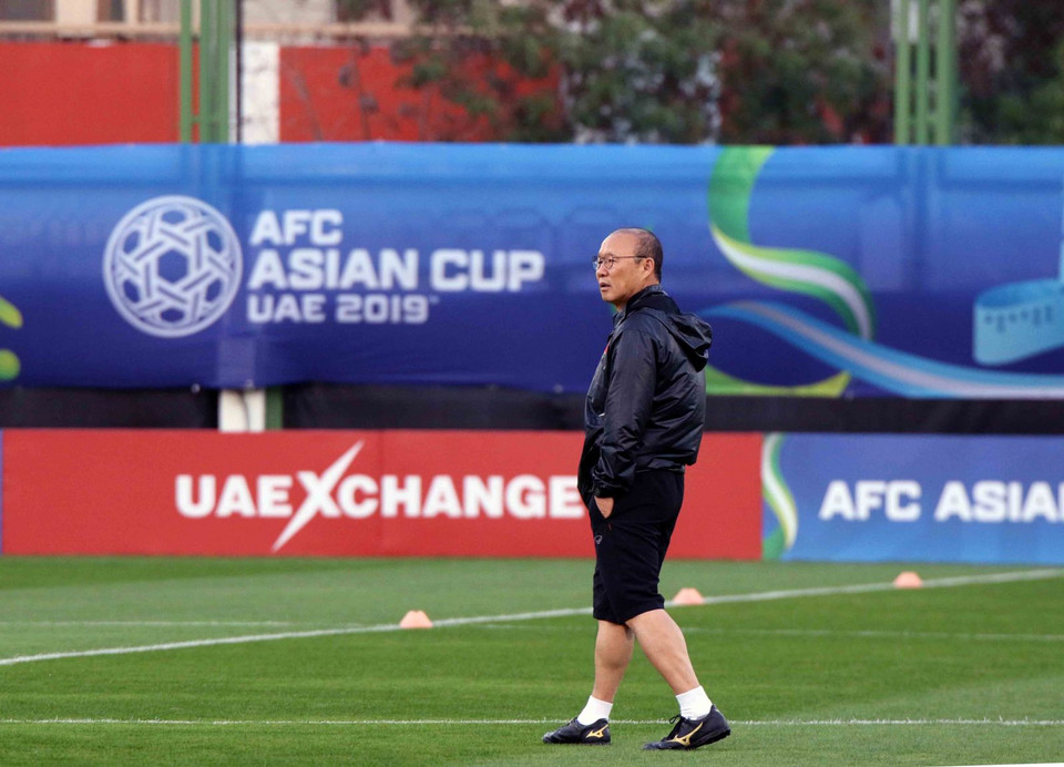 Huấn luyện viên Park Hang-seo khảo sát sân tập của đội tuyển Việt Nam. (Nguồn: VFF)