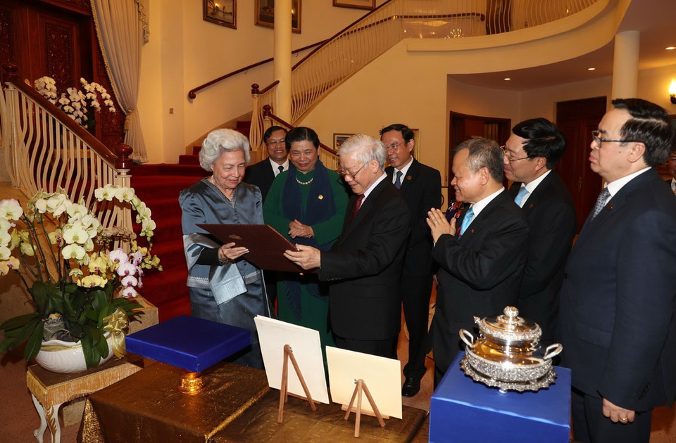 Tổng Bí thư, Chủ tịch nước Nguyễn Phú Trọng và Hoàng Thái hậu Norodom Monineath Sihanouk giới thiệu và trao tặng phẩm. (Ảnh: Trí Dũng/TTXVN)