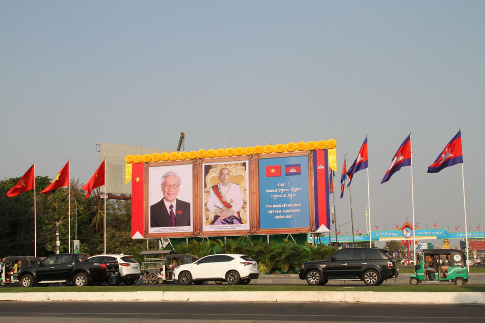 Ảnh Tổng Bí thư, Chủ tịch nước Nguyễn Phú Trọng và Quốc vương Campuchia Norodom Sihamoni được long trọng đặt tại trung tâm Thủ đô Phnom Penh. (Ảnh: Minh Hưng/TTXVN)