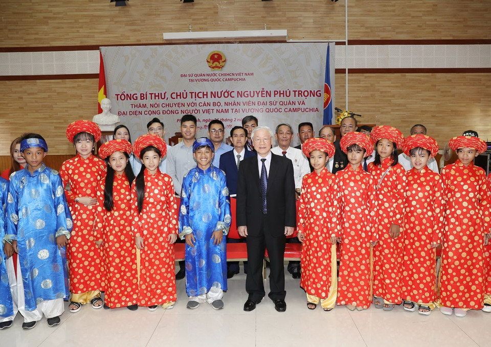 Tổng Bí thư, Chủ tịch nước Nguyễn Phú Trọng với cán bộ Đại sứ quán, đại diện cộng đồng, học sinh và doanh nghiệp Việt Nam tại Campuchia. (Ảnh: Trí Dũng/TTXVN)