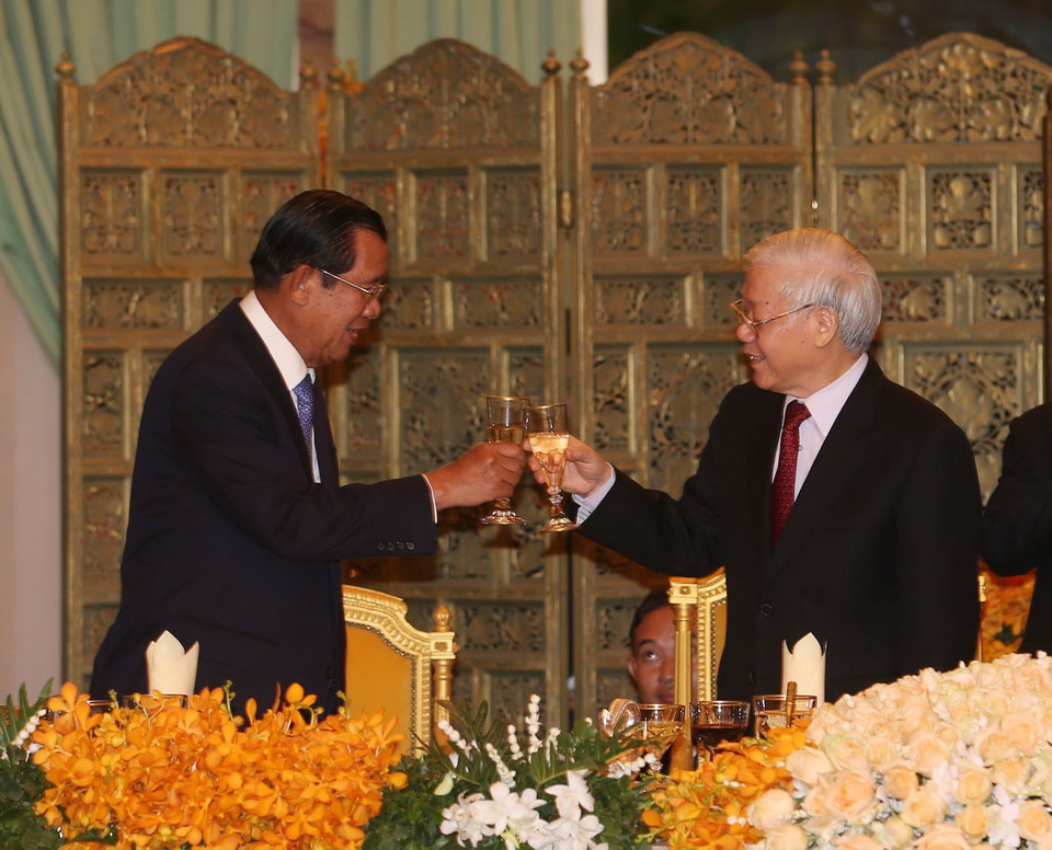 Thủ tướng Campuchia Samdech Techo Hun Sen nâng cốc chúc mừng Tổng Bí thư, Chủ tịch nước Nguyễn Phú. (Ảnh: Trí Dũng/TTXVN)