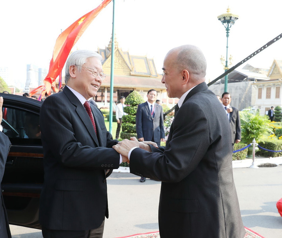 Quốc vương Campuchia Norodom Sihamoni đón Tổng Bí thư, Chủ tịch nước Nguyễn Phú Trọng. (Ảnh: Trí Dũng/TTXVN)