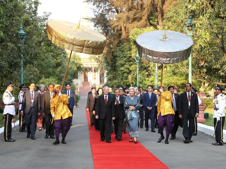 Tổng Bí thư, Chủ tịch nước Nguyễn Phú Trọng thăm Hoàng Thái hậu Campuchia Norodom Monineath Sihanouk. (Ảnh: Trí Dũng/TTXVN)