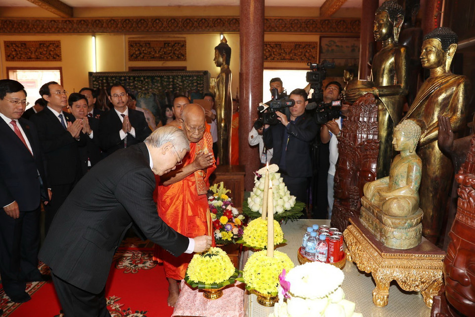 Vua sư Tep Vong mời Tổng Bí thư, Chủ tịch nước Nguyễn Phú Trọng châm nến và dâng hương tại chính điện. (Ảnh: Trí Dũng/TTXVN)