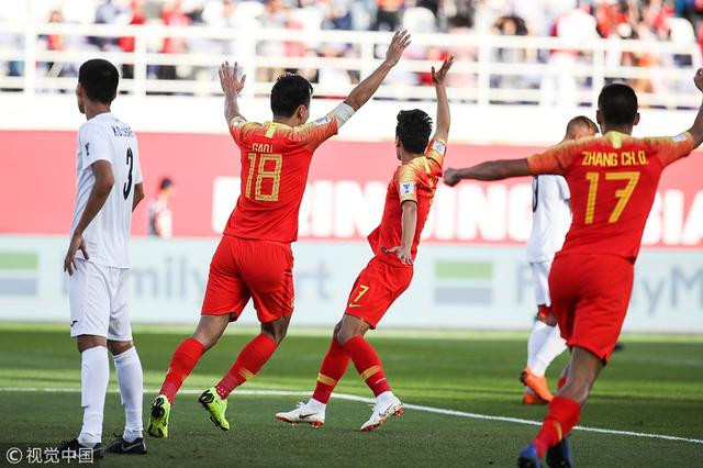 Tuy nhiên, ngay đầu hiệp 2, Trung Quốc đã có bàn gỡ hòa sau sai lầm của thủ môn bên phía Kyrgyzstan. (Nguồn: sina.cn)