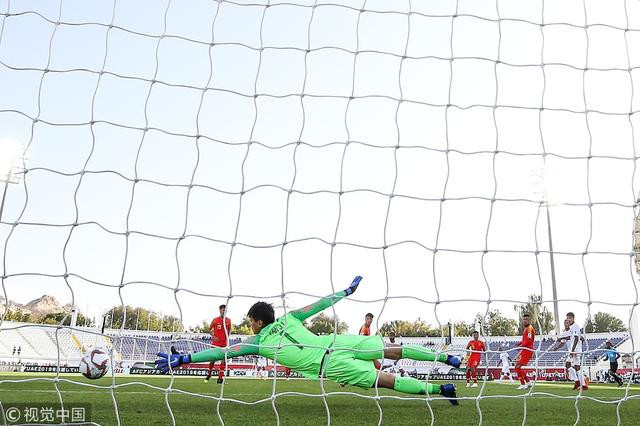 Và điều mà ông Lippi lo lắng đã thành hiện thực khi Trung Quốc bị chọc thủng lưới ở những phút cuối hiệp 1. (Nguồn: sina.cn)