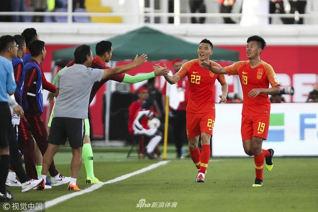 ...giúp Trung Quốc ngược dòng thành công và thắng 2-1. (Nguồn: sina.cn)