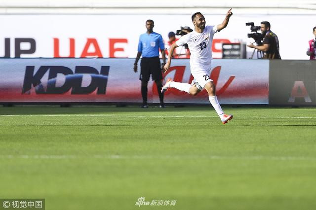 Akhlidin Israilov là người ghi bàn mở tỷ số 1-0 cho Kyrgyzstan. (Nguồn: sina.cn)