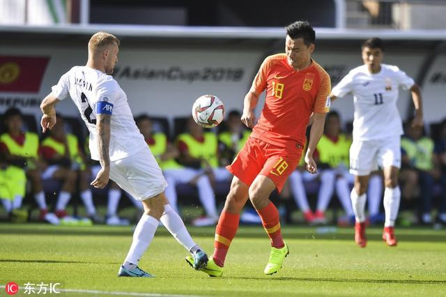 Ở trận này, Kyrgyzstan là đội bóng nhập cuộc tốt hơn so với Trung Quốc. (Nguồn: sina.cn)