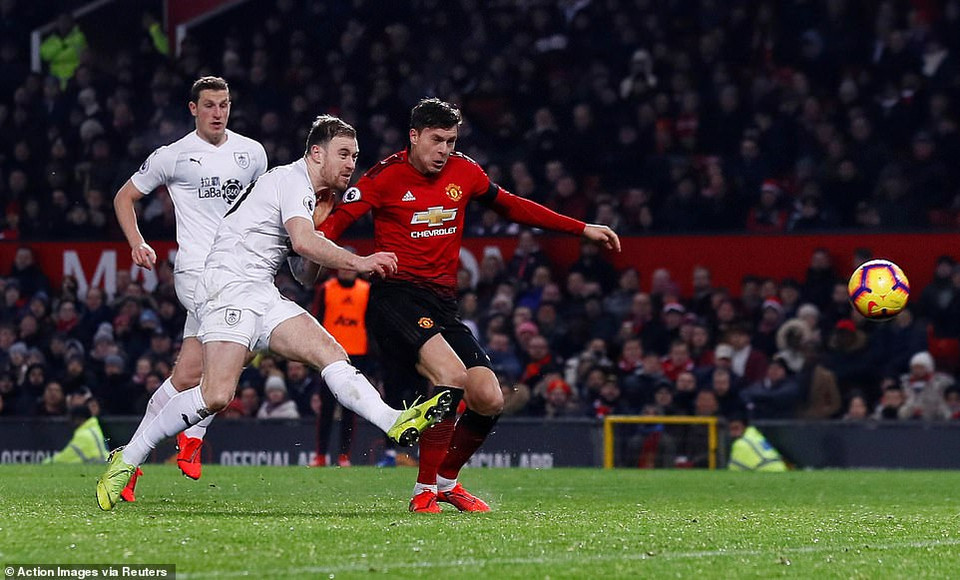 Thậm chí, Ashley Barnes còn giúp cho đội khách...