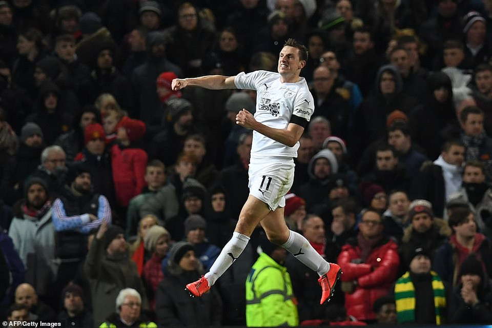 Đến phút 81, Chris Wood nhân đôi cách biệt cho Burnley.