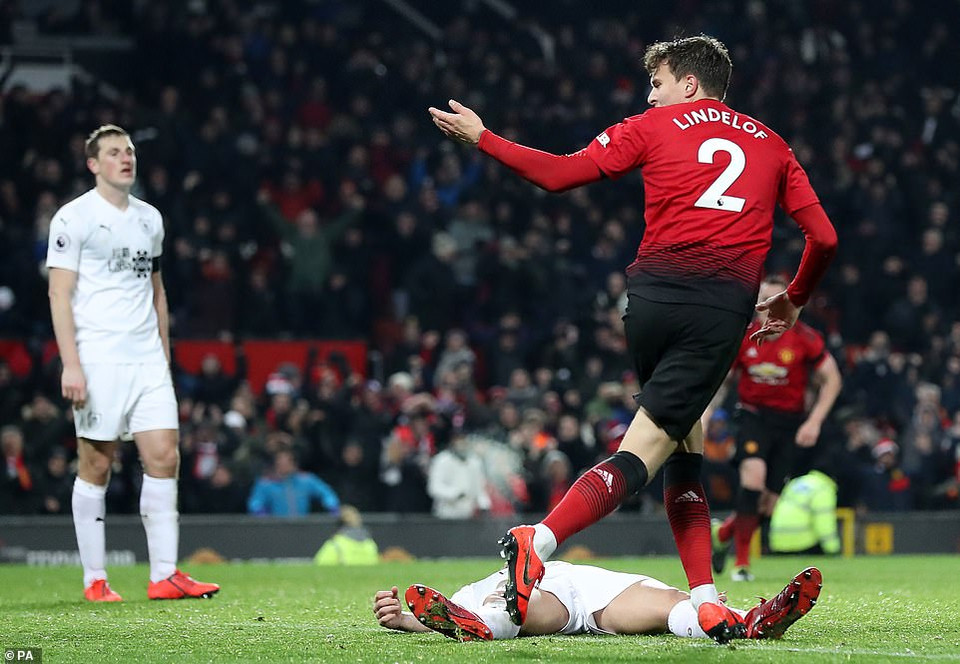 ...thì Victor Lindelof đã bất ngờ tỏa sáng khi có pha dứt điểm cận thành gỡ hòa 2-2 cho đội nhà.