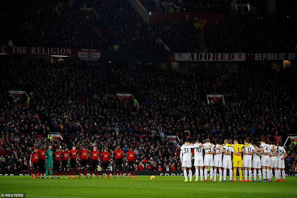 Trước trận đấu, hai đội đã cùng cầu nguyện cho Emiliano Sala, cầu thủ đã mất tích khi đang trên đường đến Cardiff.