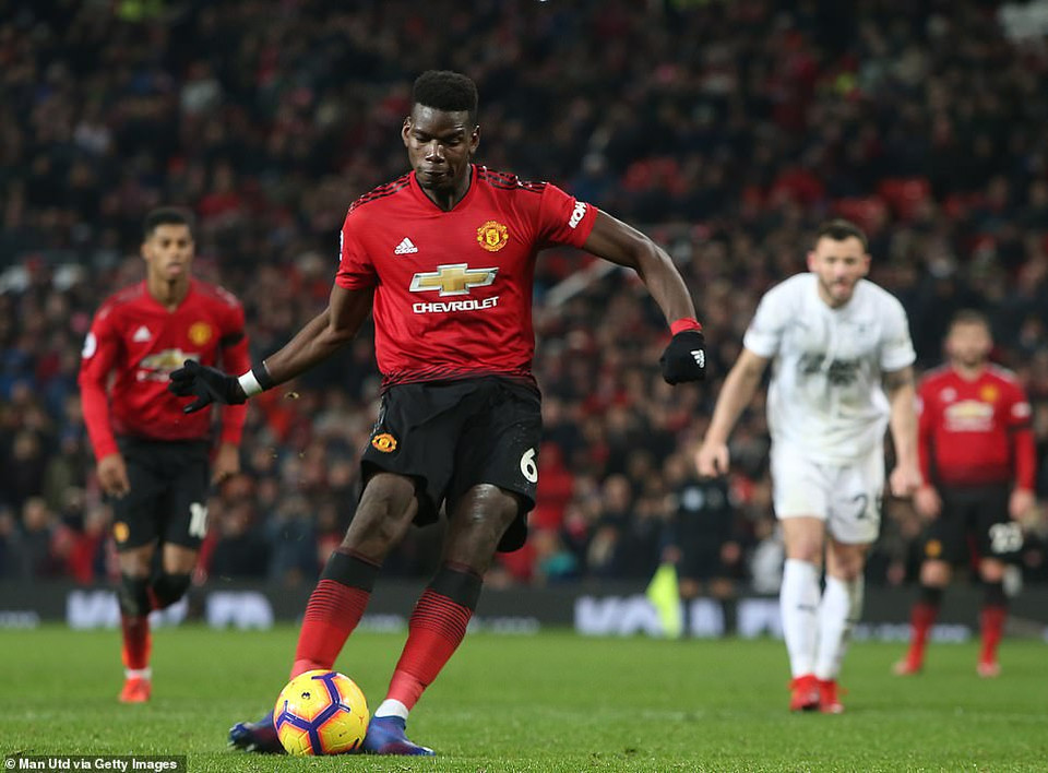...và có bàn thắng rút ngắn tỷ số 1-2 từ chấm 11m của Paul Pogba.