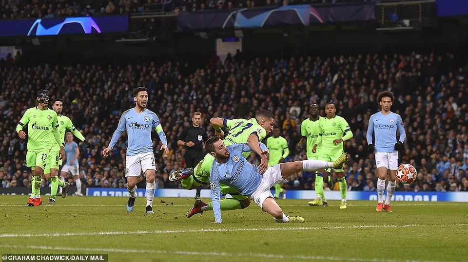 Phút 35, Man City được hưởng penalty sau khi Jeffrey Bruma phạm lỗi với Bernardo Silva trong vòng 16m50.