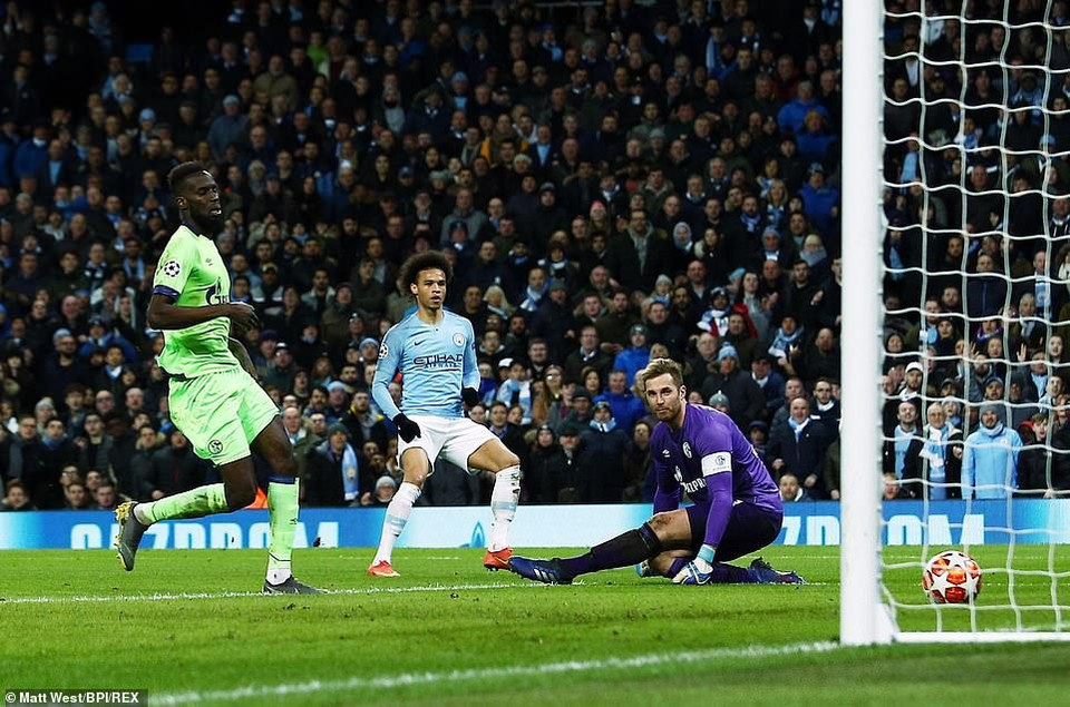 Trước khi hiệp 1 khép lại, Leroy Sane mang về bàn thứ 3 cho Man City.