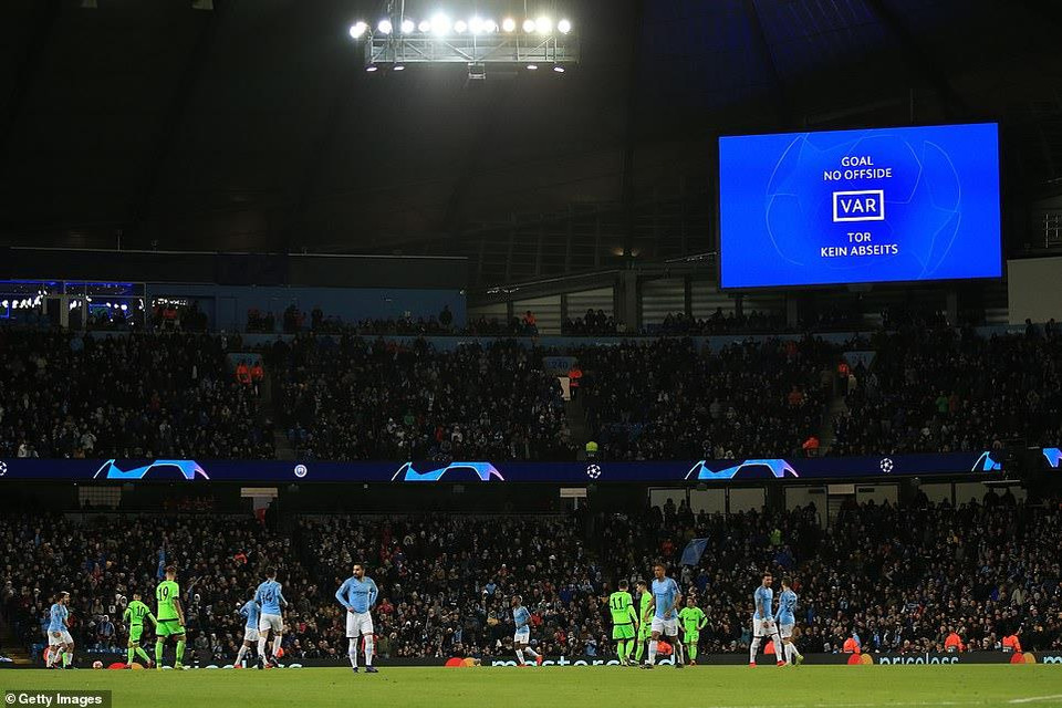 Trong tình huống nâng tỷ số lên 4-0 của Man City, trọng tài đã phải dùng đến công nghệ VAR để xác định xem Sterling đã phạm lỗi hay chưa.