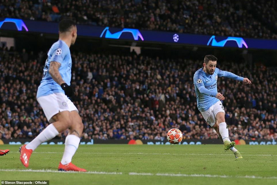 Đến phút 71, Silva cũng góp công cho chiến thắng của Man City với bàn nâng tỷ số lên 5-0.