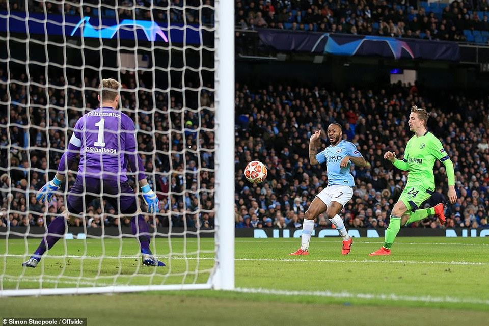 Sang hiệp 2, Man City tiếp tục chơi ép sân và Sterling đã ghi tên mình lên bảng điện tử với tình huống đệm bóng cận thành.