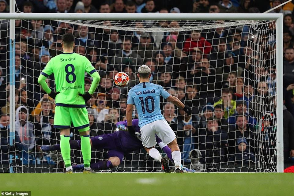 Trên chấm 11m, Sergio Aguero không quá khó khăn để ghi bàn mở tỷ số 1-0 cho Man City.