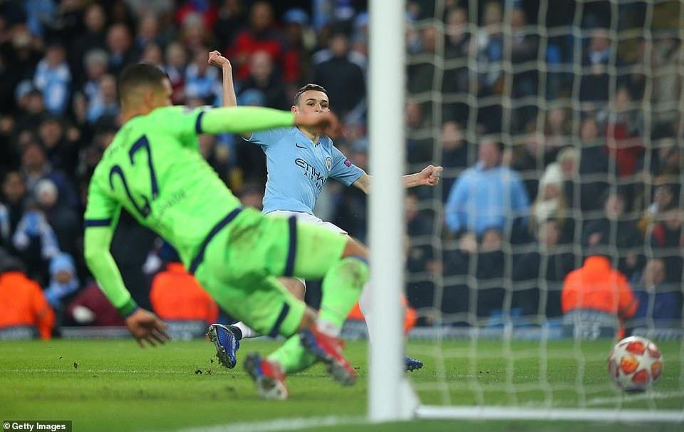 ...sau pha lập công của Phil Foden.
