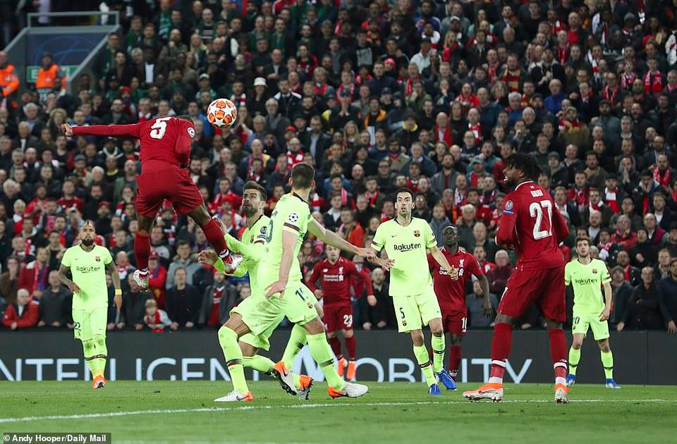 ...với pha đánh đầu nâng tỷ số lên 3-0, đồng thời giúp Liverpool gỡ hòa 3-3 trước Barcelona sau hai lượt trận.