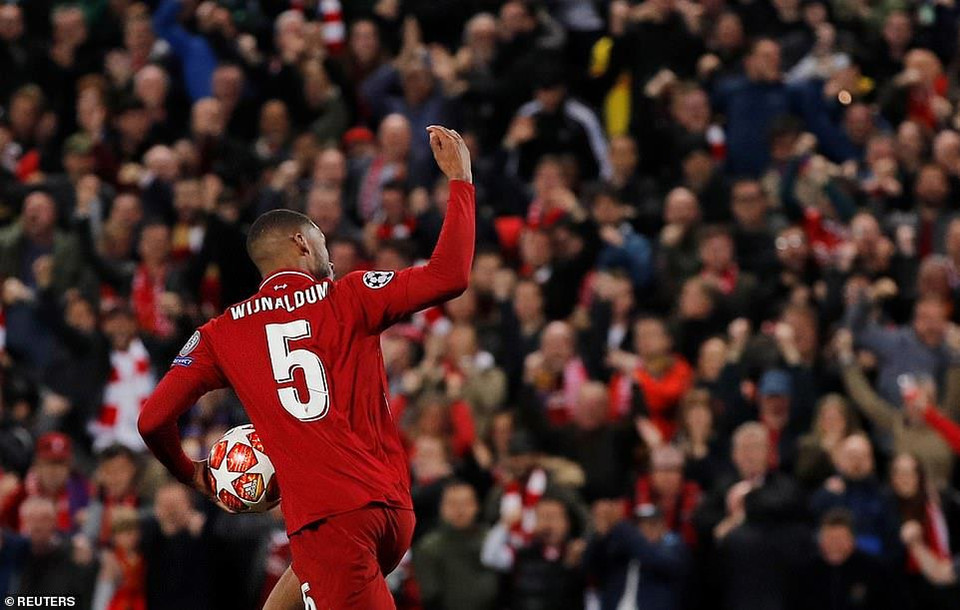 Niềm vui của Georginio Wijnaldum sau bàn thắng nhân đôi cách biệt.