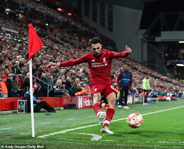 Đến phút 79, Trent Alexander-Arnold thực hiện pha đá phạt góc tinh quái...