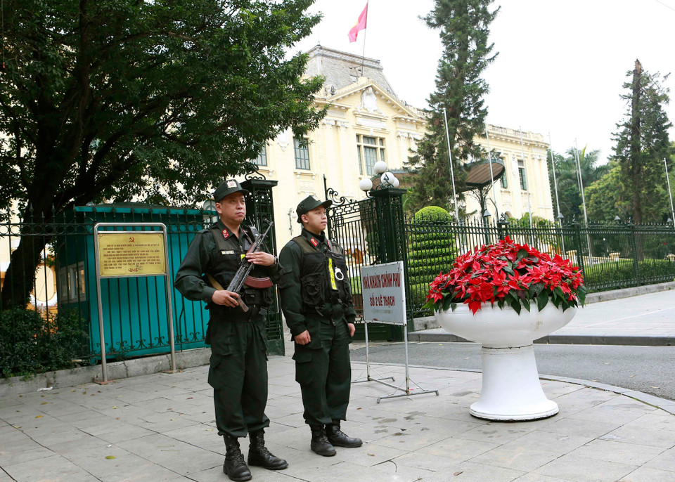 Lực lượng cảnh sát cơ động chốt trực ở các địa điểm bảo đảm an ninh tuyệt đối cho Hội nghị thượng đỉnh Mỹ - Triều Tiên lần thứ hai. (Ảnh: Doãn Tấn/TTXVN)