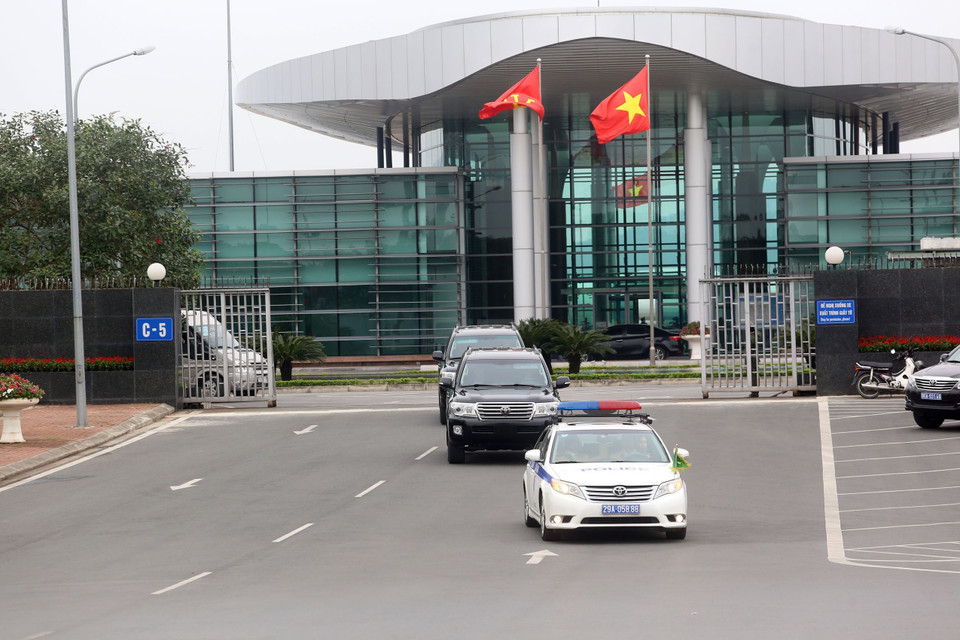 Xe cảnh sát dẫn đường đưa đoàn xe của phái đoàn Triều Tiên rời khỏi nhà ga VIP A sân bay quốc tế Nội Bài về trung tâm thủ đô, sáng 24/2. (Ảnh: Huy Hùng/TTXVN)