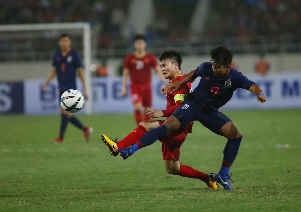Quang Hải tranh chấp với cầu thủ U23 Thái Lan. (Ảnh: Trọng Đạt/TTXVN)