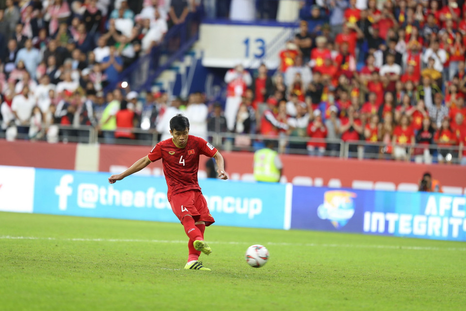 Bùi Tiến Dũng thực hiện thành công pha sút 11m quyết định, ghi tên Việt Nam vào Tứ kết. (Ảnh: Hoàng Linh/TTXVN)