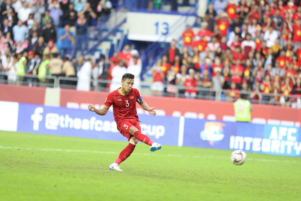 Đội trưởng Quế Ngọc Hải thực hiện chính xác cú sút đầu tiên, mang lại sự tự tin cho đồng đội. (Ảnh: Hoàng Linh/TTXVN)