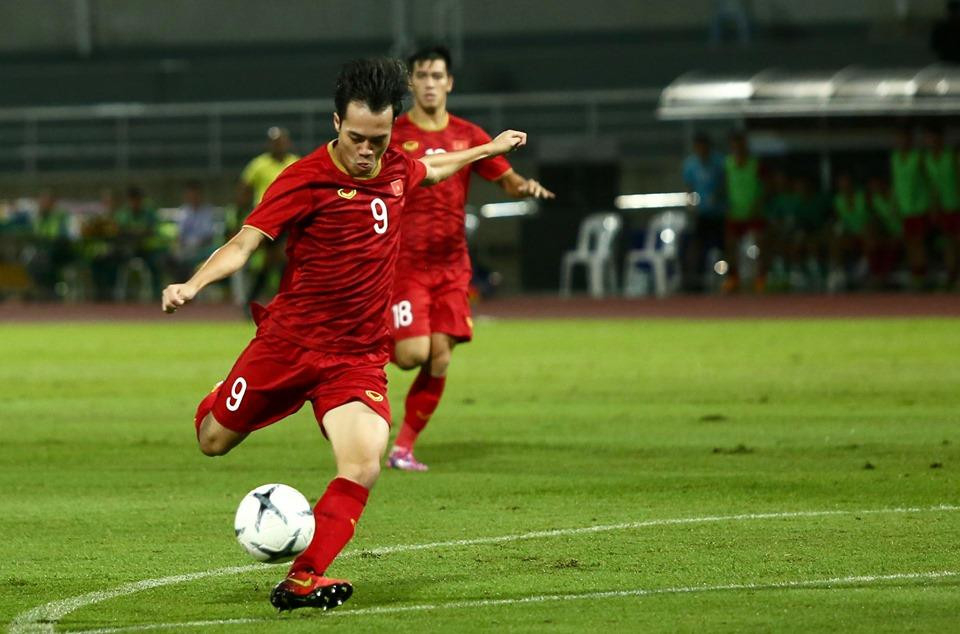 Tuy nhiên, Văn Toàn lại dứt điểm đưa bóng đi chệch cột dọc trong thế đối mặt thủ môn đối phương. (Ảnh: Nguyên An/Vietnam+)