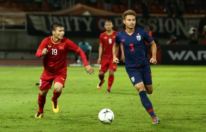 Quang Hải cũng phải chịu sức ép bởi hàng tiền vệ đồng người của Thái Lan... (Ảnh: Nguyên An/Vietnam+)