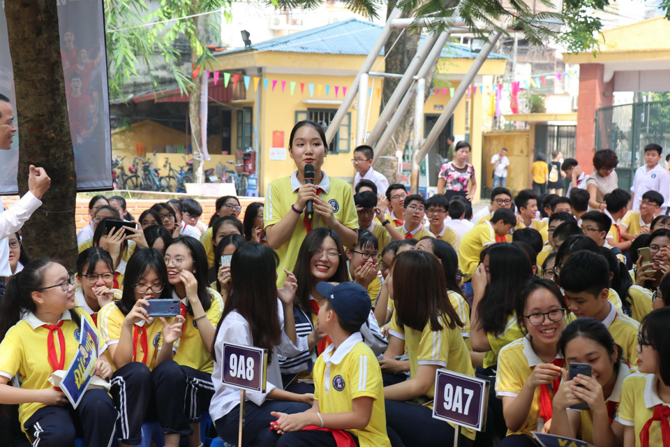 Các học sinh đưa ra những câu hỏi dành cho các cầu thủ. (Ảnh: Phương Trang/Vietnam+)