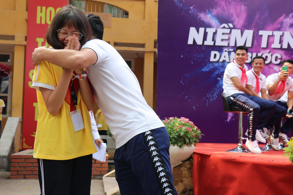 Tất nhiên, số 19 của Hà Nội FC sau đó đã đáp ứng 'lời đề nghị' của nữ sinh này. (Ảnh: Phương Trang/Vietnam+)