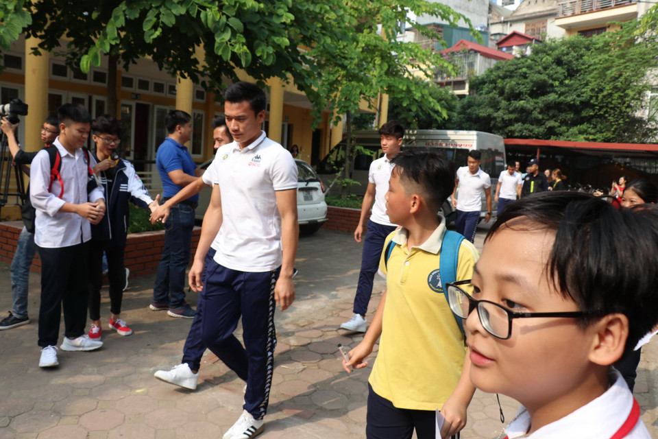 Bùi Tiến Dũng cùng đồng đội đến giao lưu cùng học sinh THCS Nguyễn Trường Tộ (Hà Nội) trong chương trình Strong Vietnam do Tập đoàn T&amp;T Group phối hợp Câu lạc bộ Bóng đá Hà Nội khởi xướng và thực hiện. (Ảnh: Phương Trang/Vietnam+)