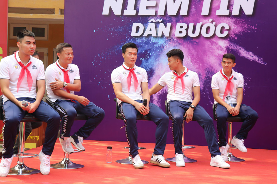 Các cầu thủ Hà Nội FC tại buổi giao lưu với các học sinh. (Ảnh: Phương Trang/Vietnam+)