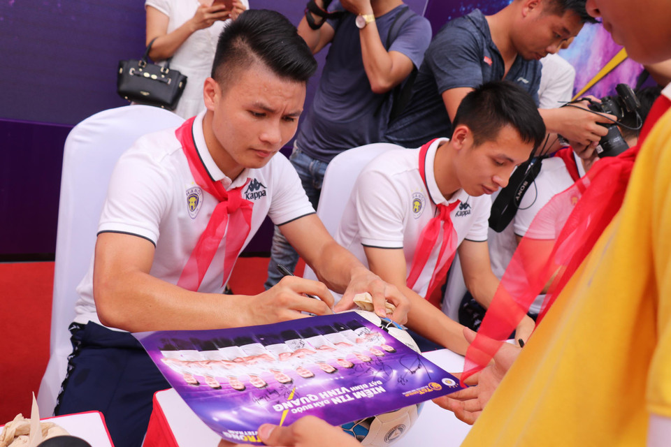 Quang Hải là một trong những cầu thủ nhận được sự quan tâm nhất của nhiều học sinh. (Ảnh: Phương Trang/Vietnam+)